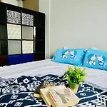9 Pax Homestay Near Axiata Arena & Pavilion 2